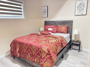 Bedroom 2 (Queen bed)