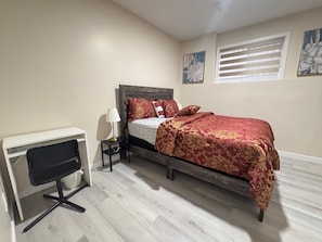 Bedroom 1 (Queen bed)