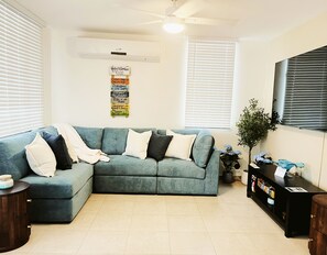 Living room with AC, WiFi and 70-inch smart tv 📺