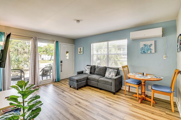 Holly Hill Vacation Rental | 2BR | 1BA | 692 Sq Ft | 3 Steps to Enter