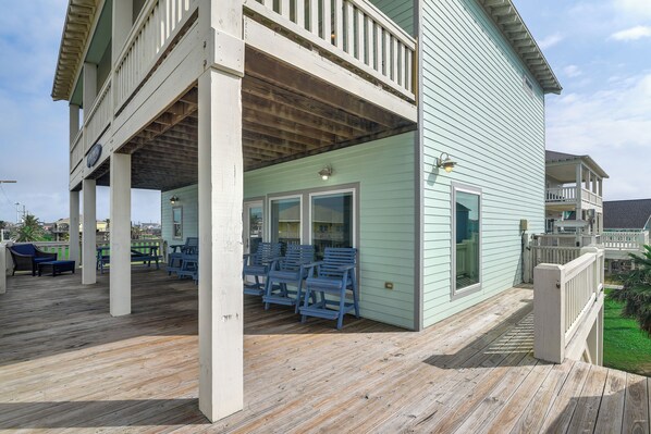 Crystal Beach Vacation Rental | 4BR | 3BA | 2,000 Sq Ft | Stairs Required