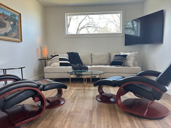 Open living with stylish leaher recliners.