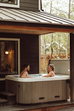 Outdoor spa tub