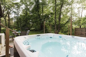 Soak your worries away in the private hot tub 💦🌲. Surrounded by serene forest views and twinkling string lights, it's the ultimate spot to unwind after a day of adventure or stargaze into the night ✨🛁