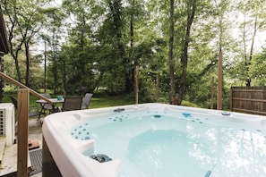 Soak your worries away in the private hot tub 💦🌲. Surrounded by serene forest views and twinkling string lights, it's the ultimate spot to unwind after a day of adventure or stargaze into the night ✨🛁