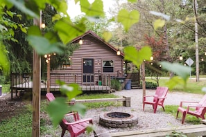 Cozy up around the fire pit under twinkling string lights 🔥🌲. Surrounded by nature, this outdoor area is perfect for roasting marshmallows, sharing stories, and making memories beneath the stars ✨🪵