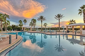 Luxury Lakeside Pool