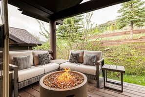 Outdoor Seating & Fire Pit