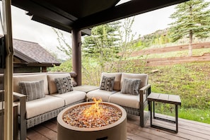 Outdoor Seating & Fire Pit