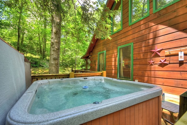 Outdoor spa tub