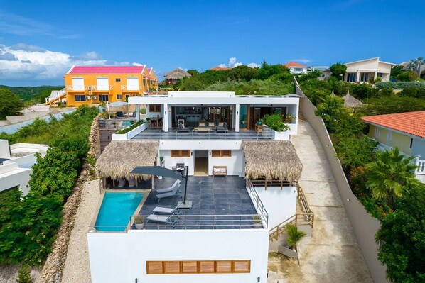 Entire villa (1)