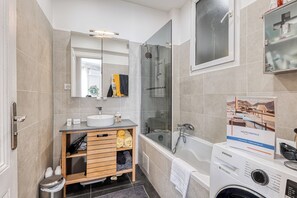 Salle de bain avec baignoire