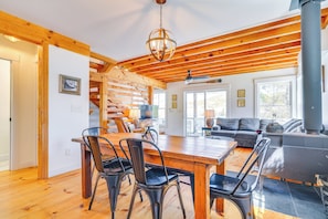 Dining Area | Dishware/Flatware Provided | Main Floor