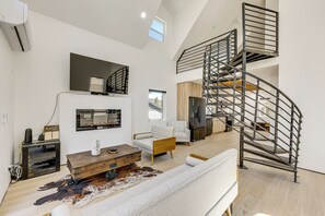 Living Room | 1st Floor | Smart TV | Fireplace