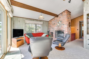 Upper Living Room | 2nd Floor | Smart TV | Central Heating & A/C | Free WiFi