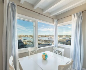 Cozy breakfast nook with a view. (Unit A)