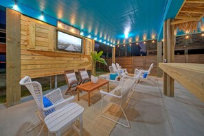 Ample seating space for everyone. (Blutopia)