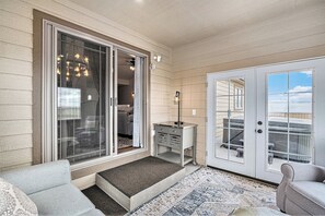 Slide from cozy sunroom vibes straight into the bubbling hot tub under the sky.
