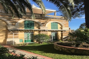 Außenseite Ferienhaus [Sommer]