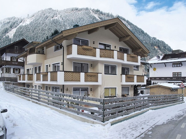 Zone Résidentielle, Domicile, Appartement, Balcon, Neige, L'Hiver, Gelé, HÎtel, Village De Montagne, Glacial Relief