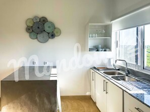 Fully functional kitchen (1)