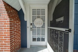 Inviting front entrance to your Central Florida getaway – minutes from top Ocala attractions.