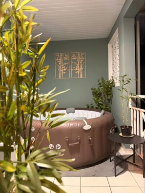 Indoor spa tub