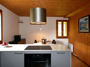 Möbel, Küche, Countertop, Flooring, Interior Design, Holz, Cabinetry, Küchengerät, Light Fixture, Fussboden