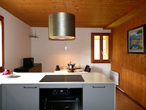 Möbel, Küche, Countertop, Flooring, Interior Design, Holz, Cabinetry, Küchengerät, Light Fixture, Fussboden