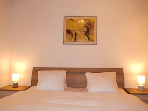 Möbel, Bett, Schlafzimmer, Wand, Interior Design, Holz, Fussboden, Flooring, Bedding, Bettdecke