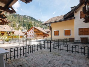 Residential Area, Neighbourhood, Town, House, Home, Land Lot, Human Settlement, Suburb, Urban Design, Lawn