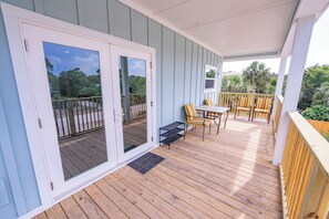 Covered entry porch with dining table/4 chairs