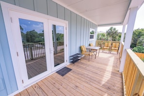 Covered entry porch with dining table/4 chairs