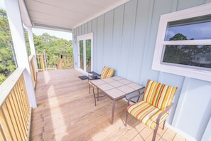 Covered entry porch with dining table/4 chairs