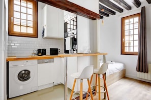 Et finissez par découvrir cette kitchenette pratique et moderne, parfaitement équipée pour préparer vos repas avec simplicité et style