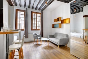 Profitez d’un salon au design moderne et épuré, offrant un espace harmonieux idéal pour vos moments de détente.