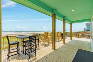 Large Deck equipped with plenty of outdoor seating.