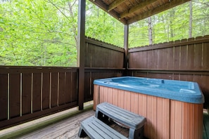 Bear Play 23's bubbling hot tub