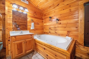 One of Bear Play 23's jacuzzi tubs