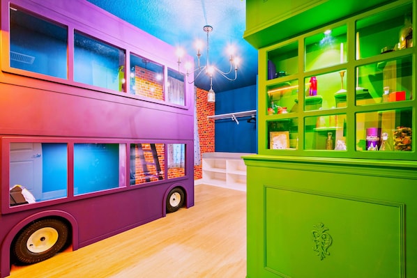 Sleep in magic: Colorful bus-inspired room, whimsical decor, unforgettable stay.
