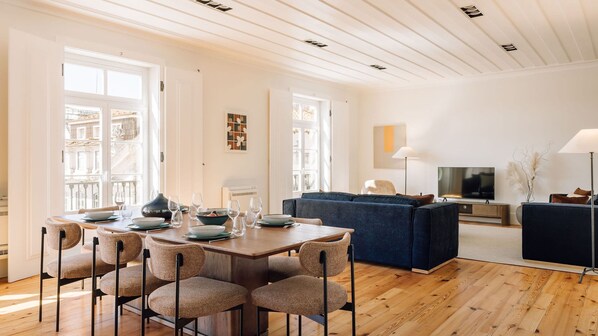 Contemporary elegance meets comfort in this bright space, perfect for relaxing and hosting. Details that truly matter.
#AndoLiving 
#InteriorDesign
#LuxuryComfort
#LisbonLiving