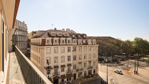 Experience Lisbon´s historic charm in the vibrant Santos district, where tradition and modern life beautifully blend.
#Lisbon
#SantosDistrict
#AndoLiving
#UrbanLiving