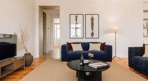 Contemporary elegance meets comfort in this bright space, perfect for relaxing and hosting. Details that truly matter.
#AndoLiving
#InteriorDesign
#LuxuryComfort
#LisbonLiving
