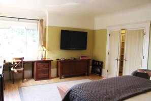 TV Corner (Apple TV /no cable)