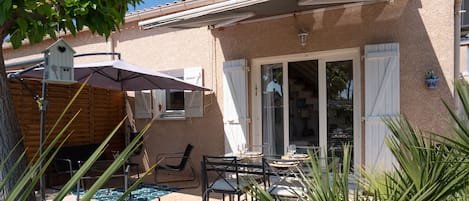 Frontage with terrace and garden in front of the front door
