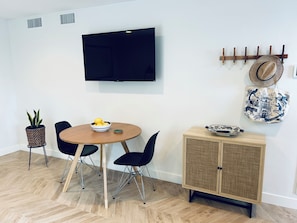Kitchen table and chairs, TV with adjustable arm