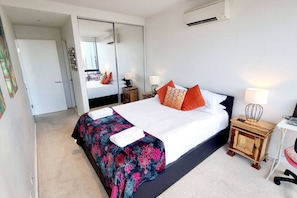 Main bedroom with Queen bed, ensuite, split system Air-condition, mirror robes, study nook, views.
