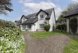 Tucked away in a peaceful corner of Rock, 3 Menague is a charming retreat sleeping up to 4 guests