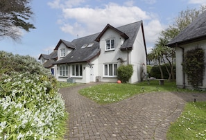 Tucked away in a peaceful corner of Rock, 3 Menague is a charming retreat sleeping up to 4 guests
