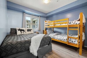 Master suite: Queen + twin bunks